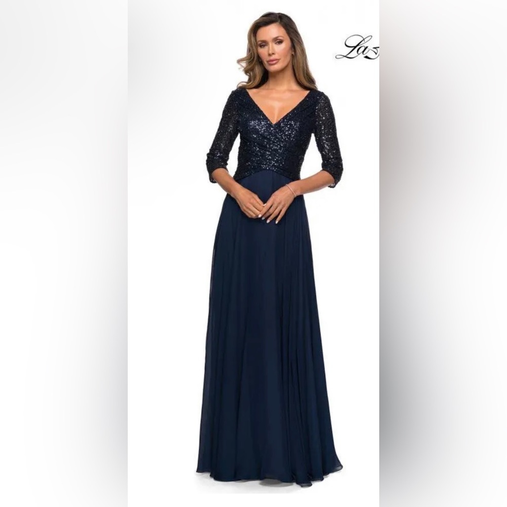 New La Femme 27998 Long Chiffon Evening Gown with Sequined Bodice In Navy Size 8